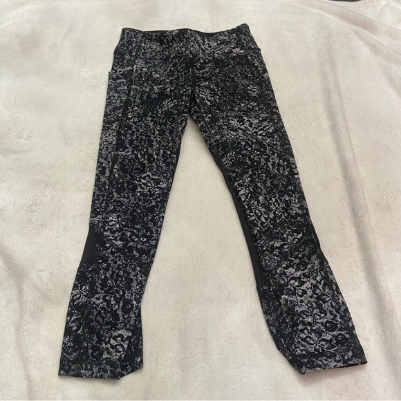 Lululemon Pace Rival Crop *22" Floral Spritz Multi / Black 28706 - Picture 8 of 15